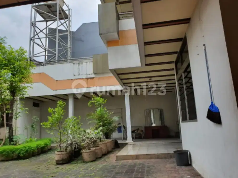rumah pinggir jalan.besar bebas bnjr.bs resto.kntr..atau sekolah