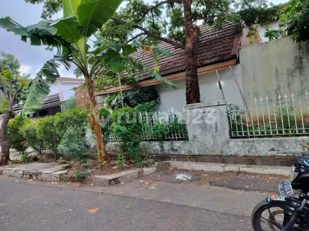 Rumah 1.5 lnt bangunan perlu bangun Baru dekàt LRT