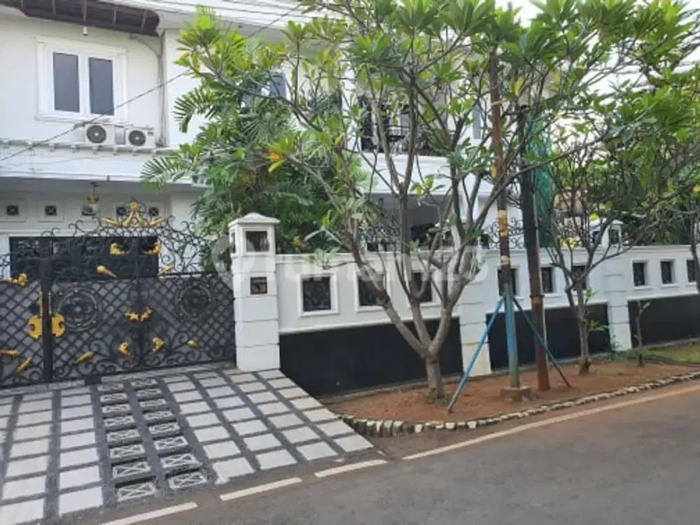 rumah huk asŕi depan jakan lebar dan ada fasum