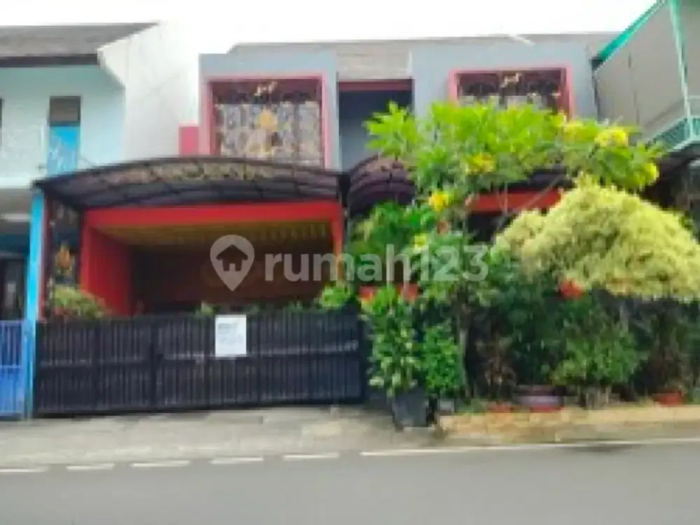 Rjmah Pinggir Jalan Depan Faßum Sangat Dekàt Lrtàt