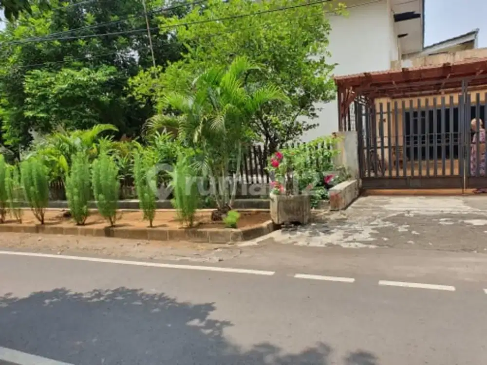 Rumah Lama Dekat Sarana Umum Bebas Banjir