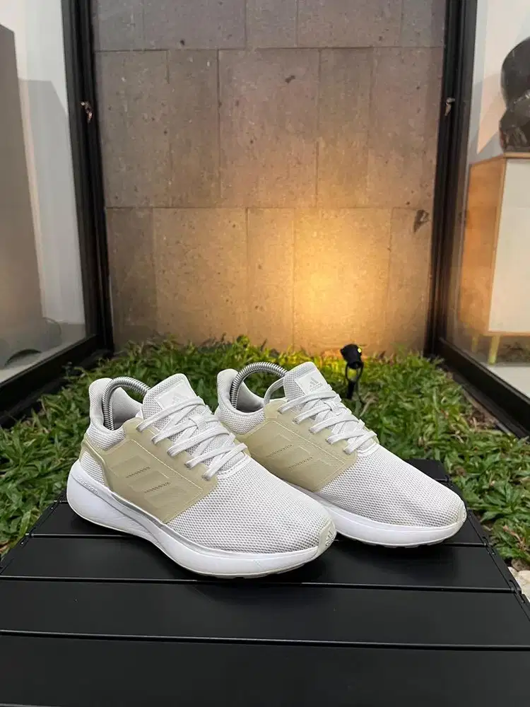 Sepatu Adidas EQ19 Run Size 37.5/23