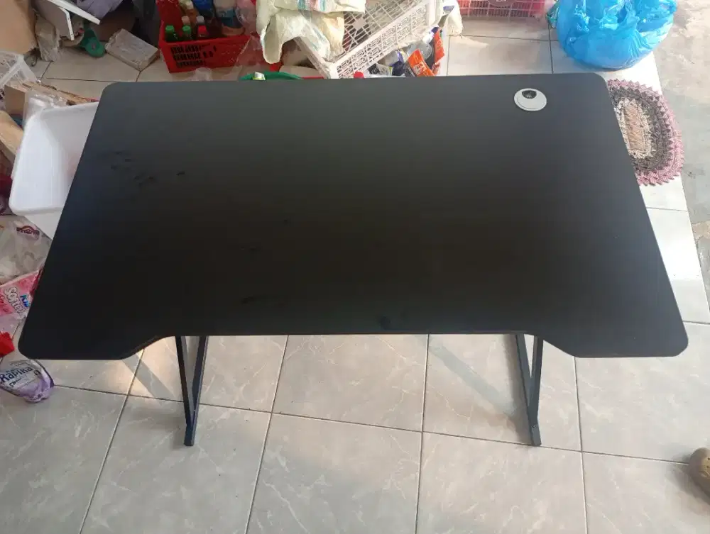 Meja komputer hitam