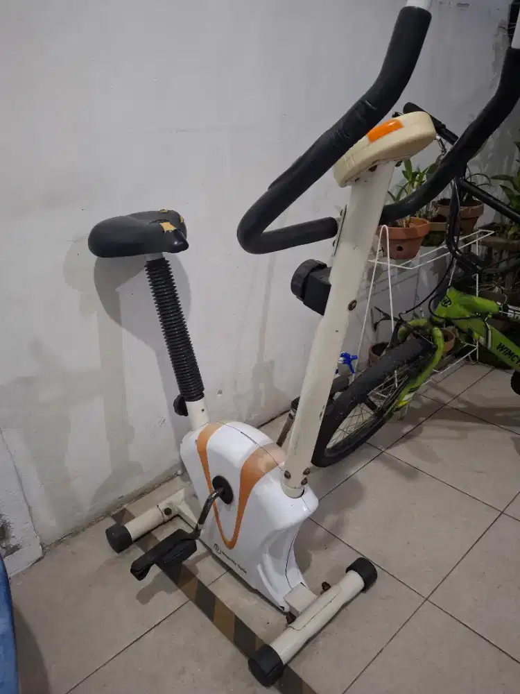 Sepeda Statis putih