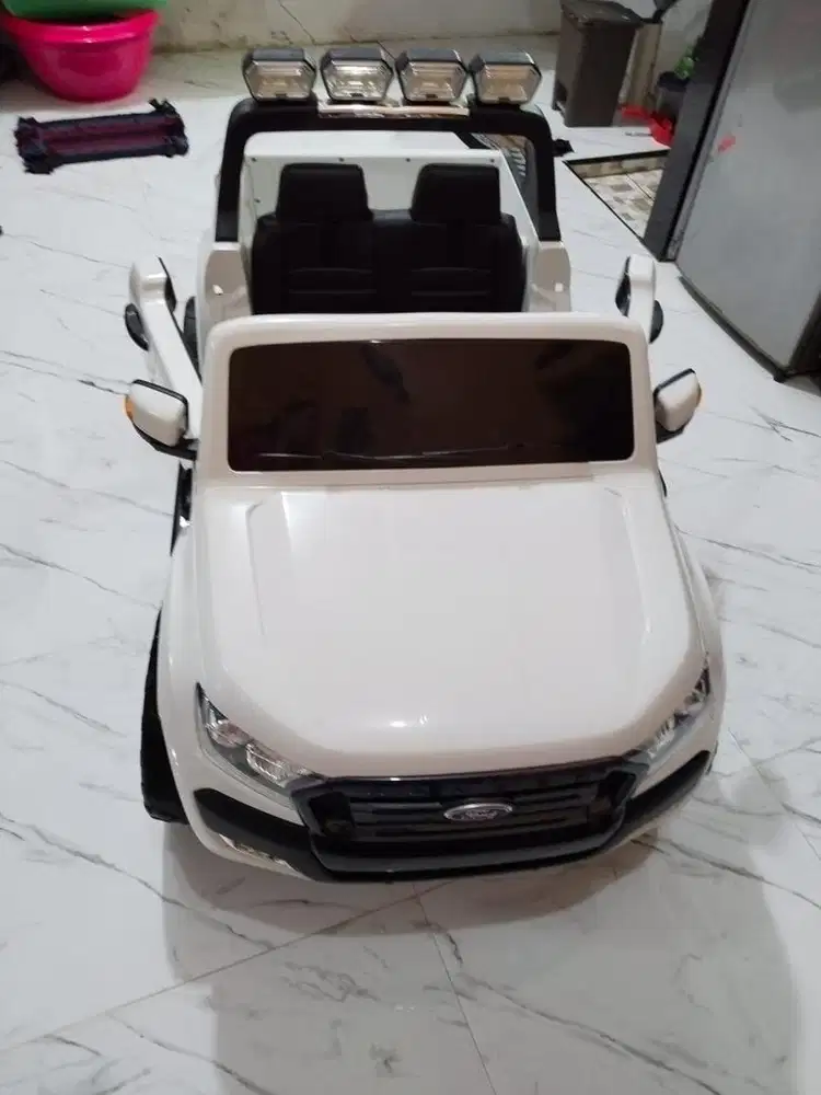 mobil anak aki warna putih