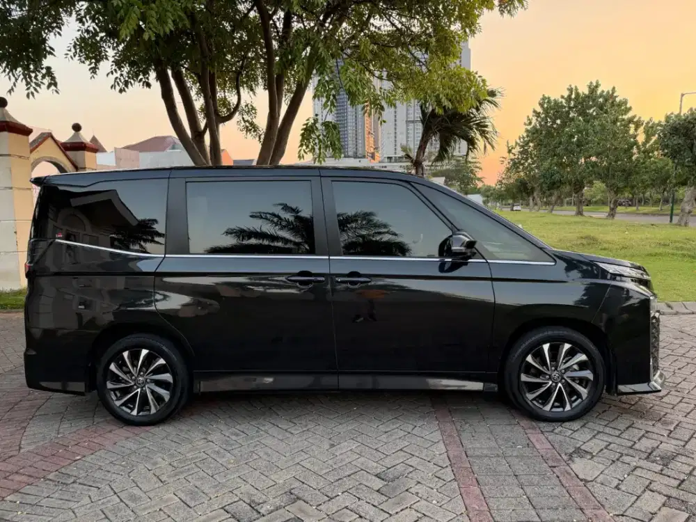 Toyota Voxy 2.0 Matic 2024 Hitam Favorit
