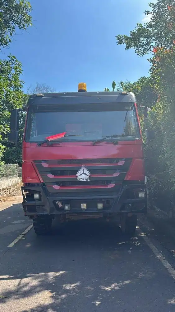 Howo Dump Truck 10 Roda 2023 Merah 6x4 Unit Ready SIAP PAKAI