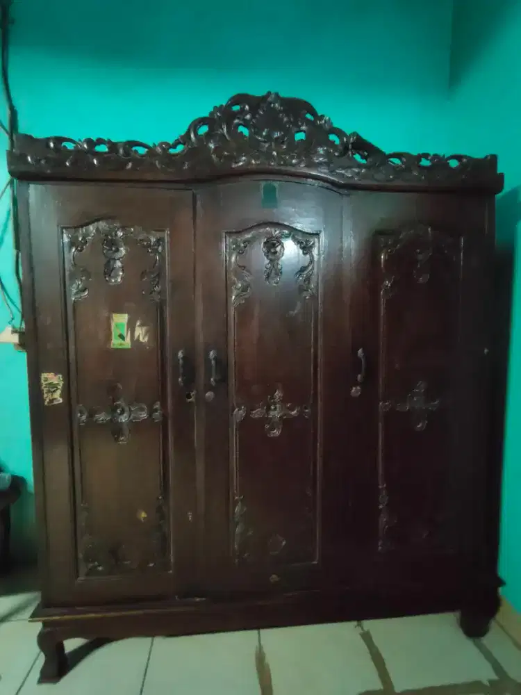 Lemari kayu jati bekas