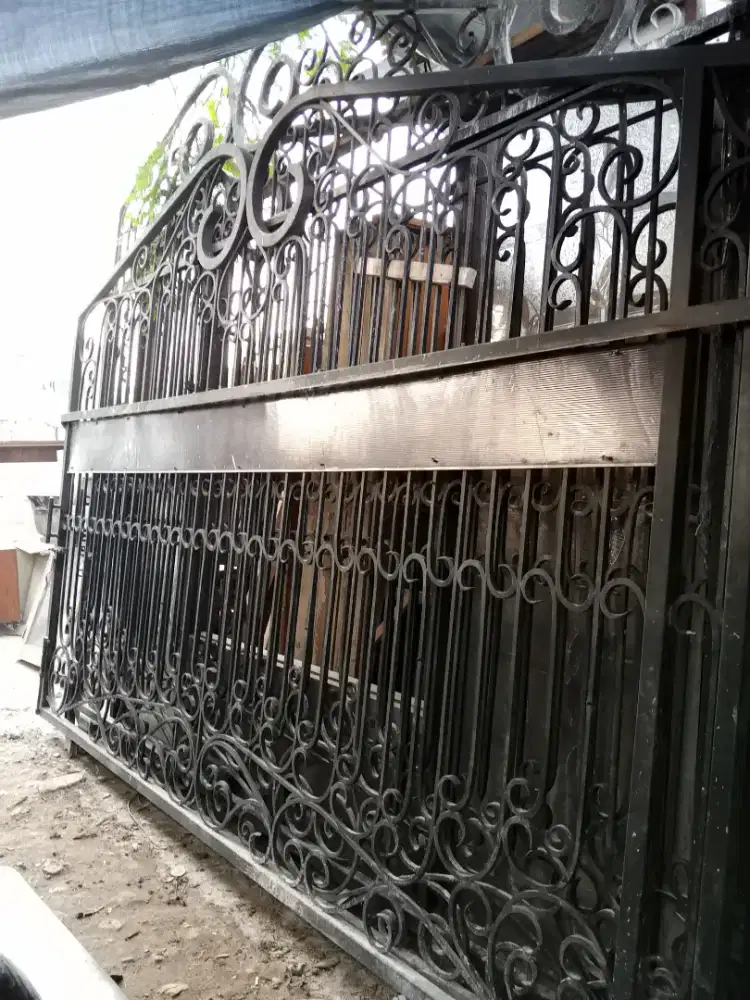 Pintu gerbang dorong besi tempa full Antik