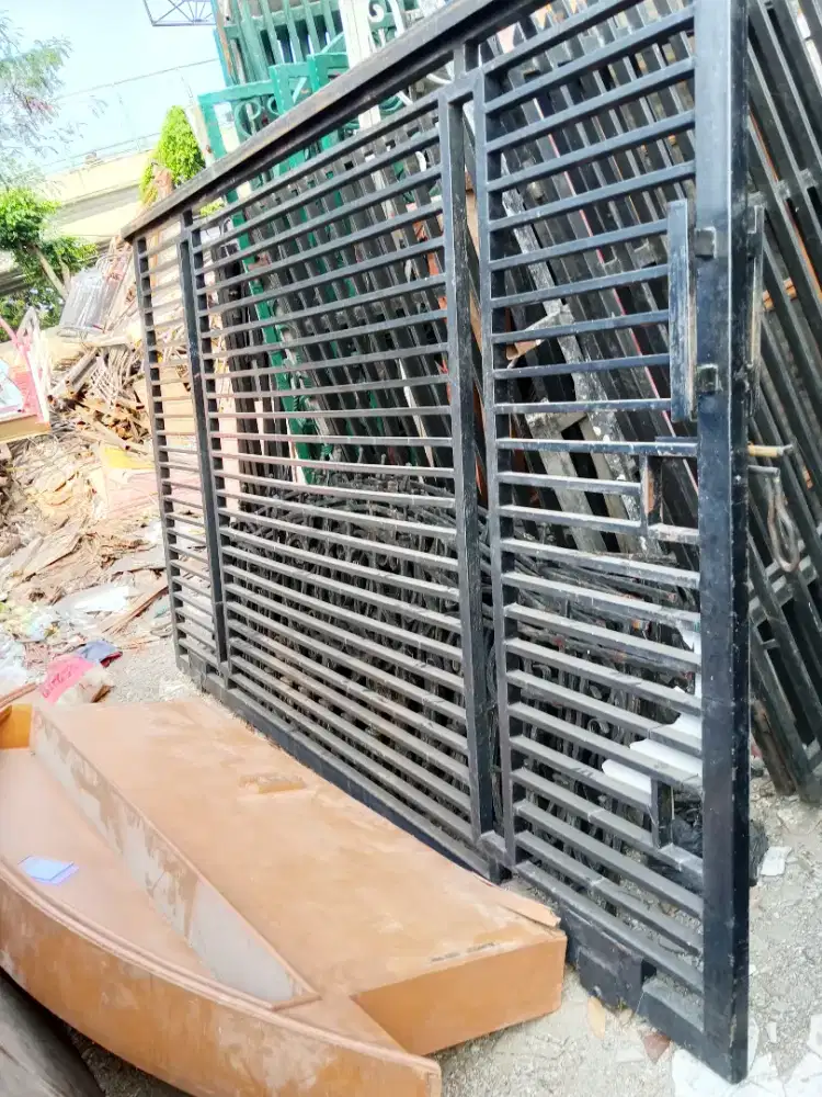 Pintu gerbang dorong minimalis