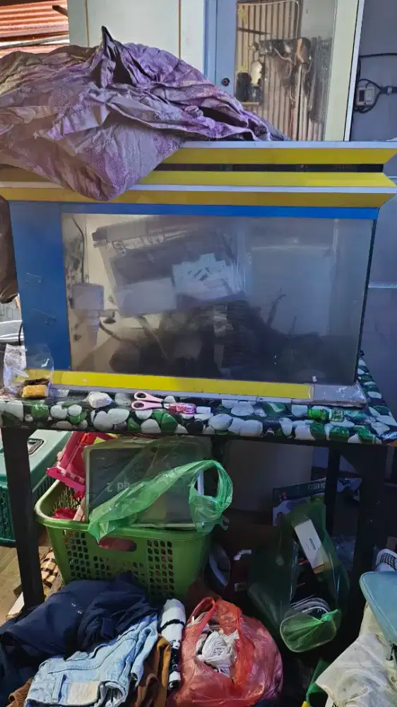 Aquarium plus ikan dan meja