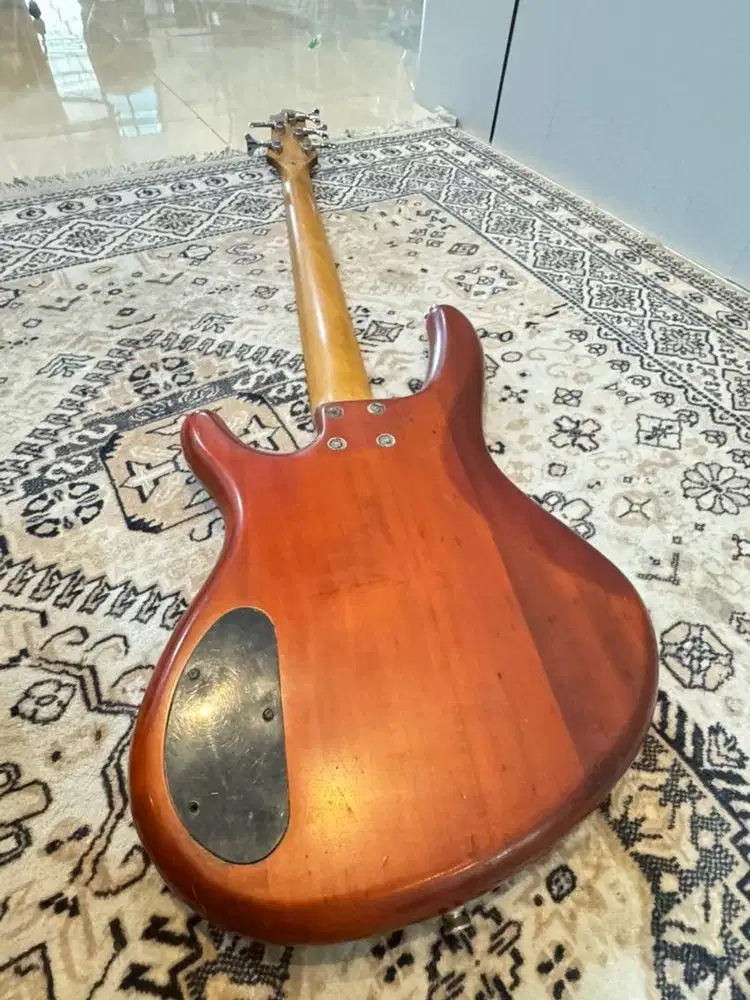 Dijual bass cort v string