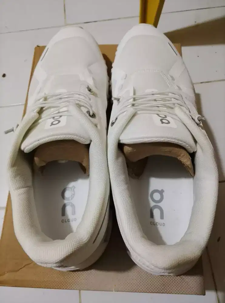 Sepatu pria dan wanita