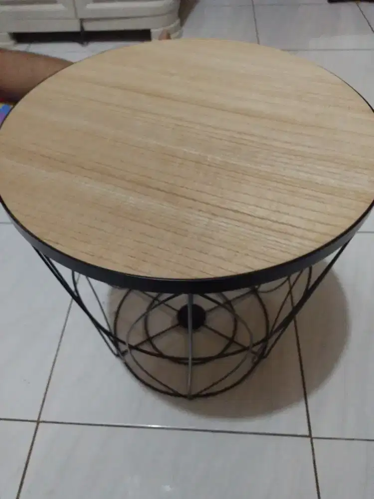 Meja Informa Sudut Sofa Hitam Besi Bulat Round Table Diameter 38cm