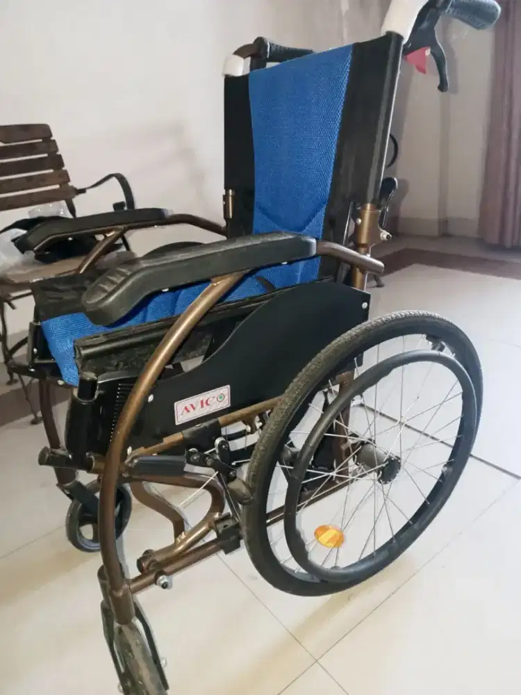 Kursi Roda Merek AVIC