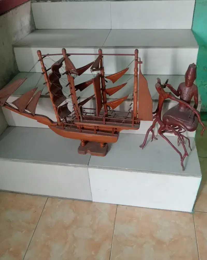 Borongan Hiasan rumah kapal penisi dan patung akar dari kayu jati nego