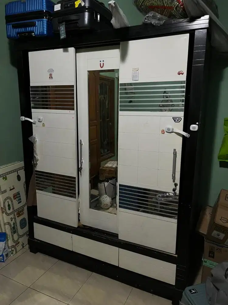 Jual cepat Lemari 3 pintu sleding bekas