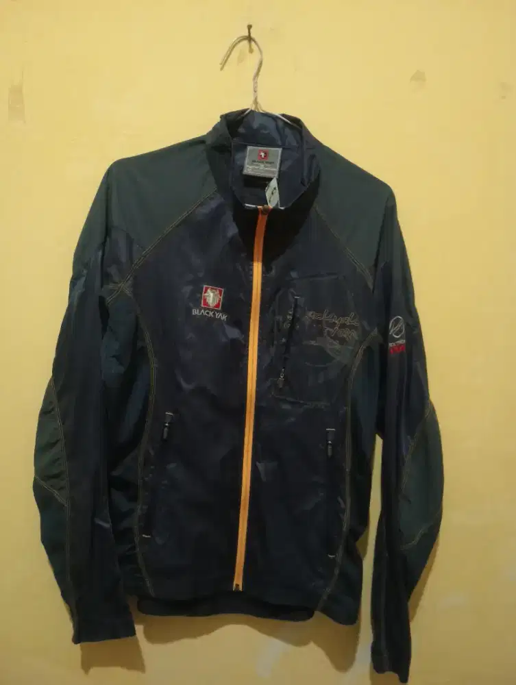 Jaket running size L mulus no minus