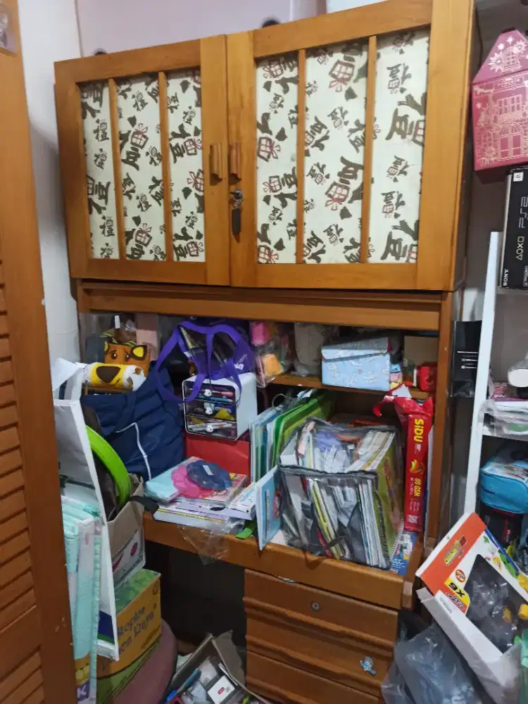 Meja belajar kayu kuat arindah dan lemari kaca atas nya