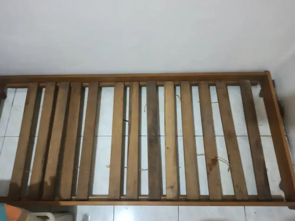 Dipan bawah. Tidak dengan kasur