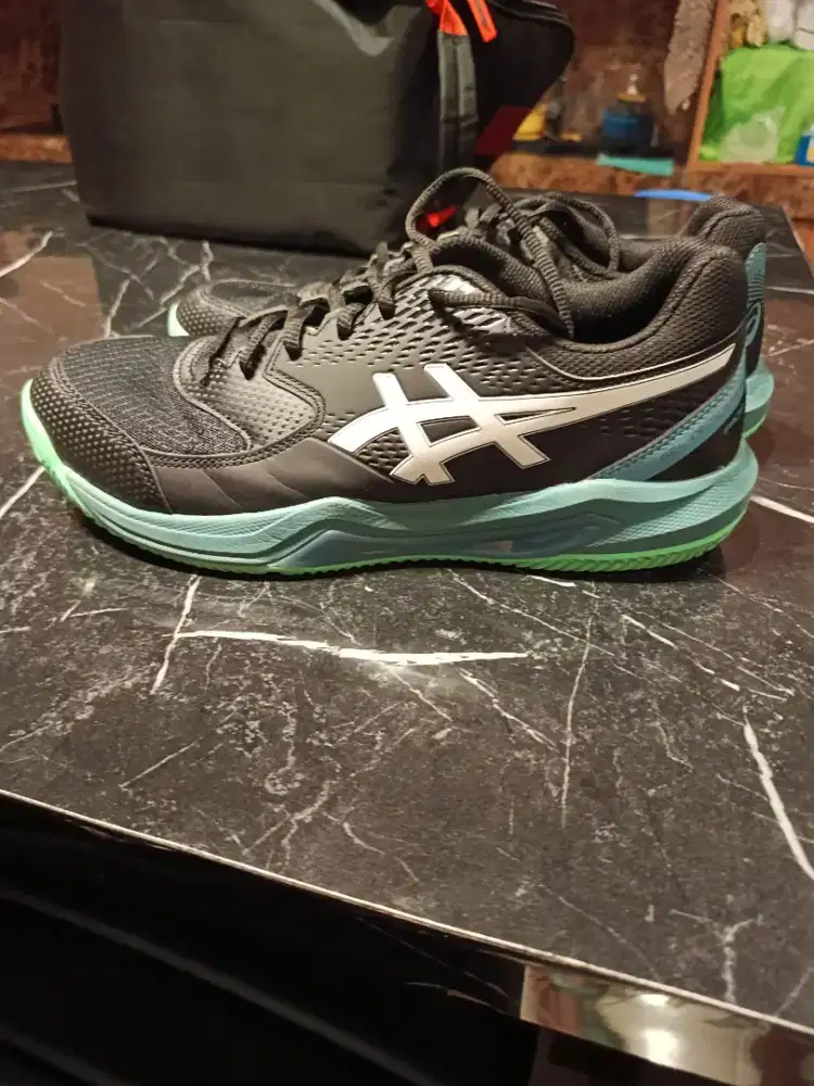 dijual cepat sepatu olahraga khusus padel