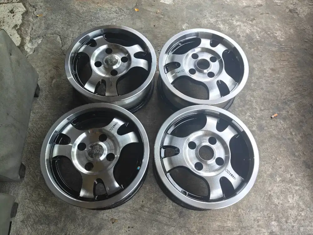 Jual vleg enkey R14 pcd 4x114 kond mulus 4pcs co2k buat kijang avanza