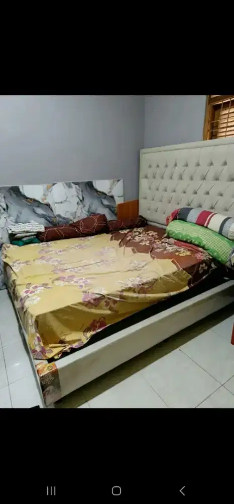 Dipan tempat tidur