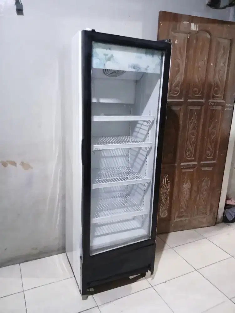Showcase steko 1pintu