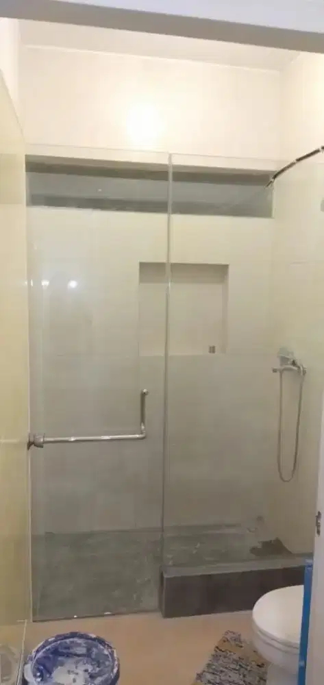 Sekat kaca kamar mandi