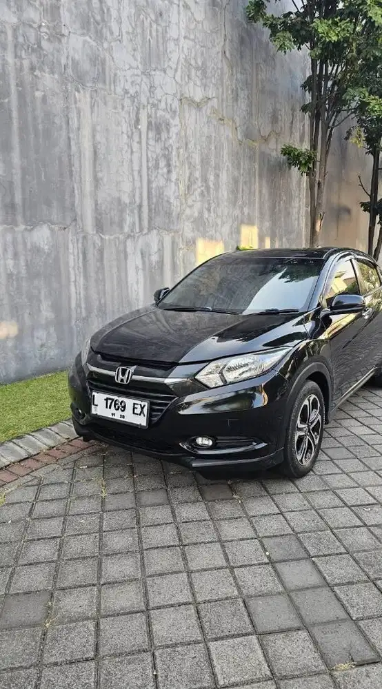 hr-v E matic 2017 hitam terawat