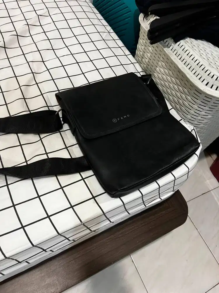 Tas selempang Famo