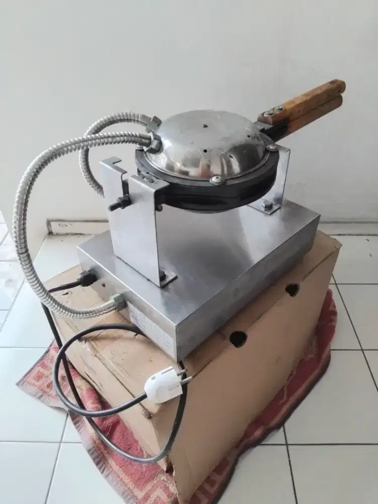 Mesin cetakan egg waffle listrik.