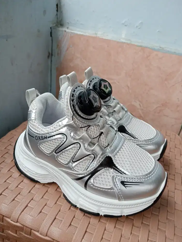 Sepatu anak laki laki