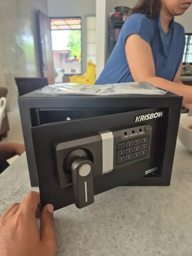 Brankas Krisbow steel safe