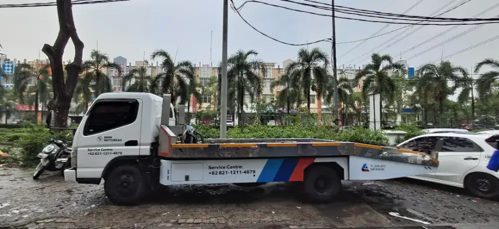 Jasa pasang stiker mobil,motor dan kaca