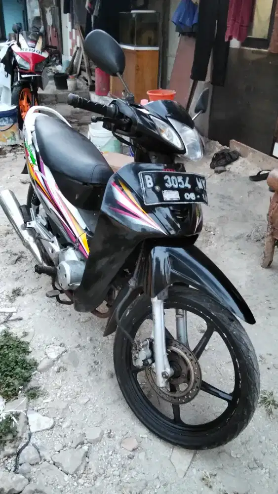 Jual Honda karisma 125.surat lengkap motor sehat.5100000 nego ditempat