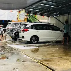 Karyawan Cuci Steam Mobil Motor