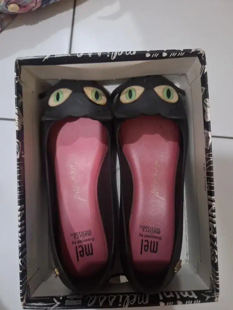 Sepatu anak bekas