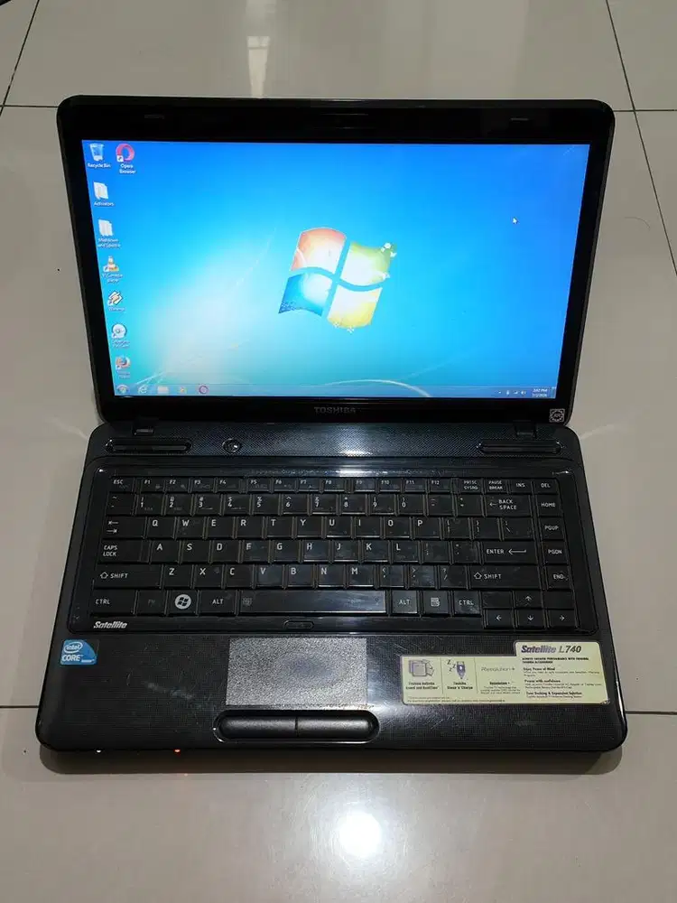 Laptop TOSHIBA Core i3 2.5Ghz / Ram 4GB / HDD 500GB / Layar 14 Normal