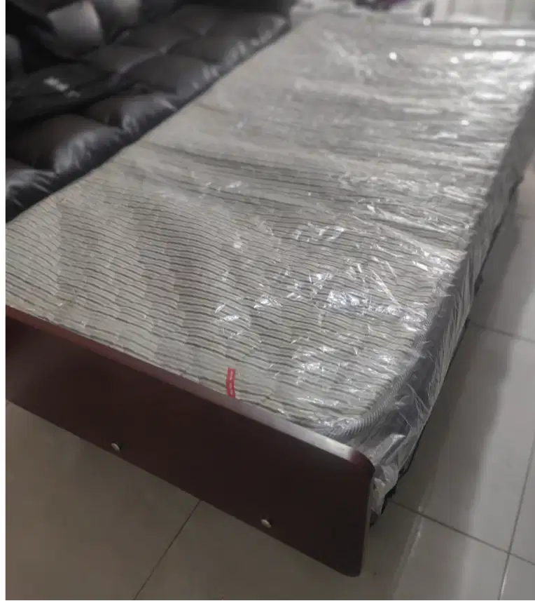 Tempat tidur lipat besi