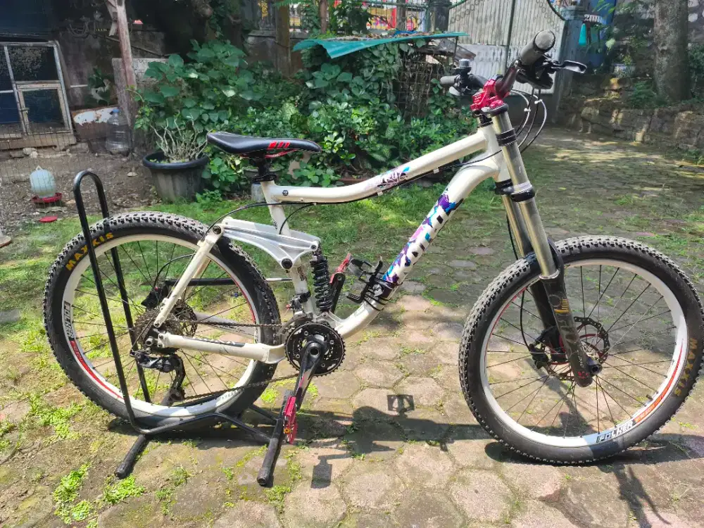sepeda gunung Kona Stinky six