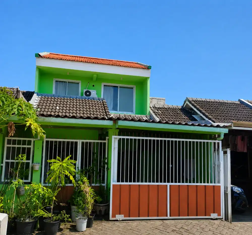 Rumah 2 lantai, 3KT, 2KM, siap huni, lokasi aman dan strategis.