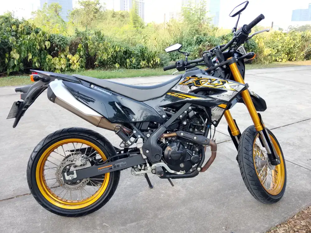 Kawaski KLX 230 SM tahun 2025 varian tertinggi