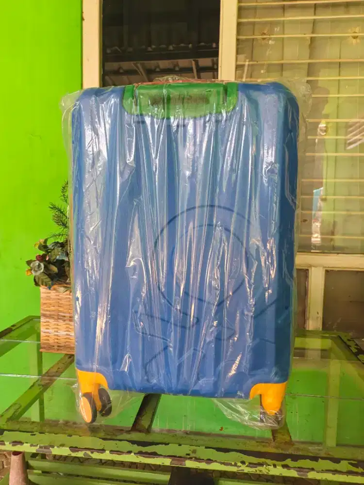Koper United Color Of Benetton 24 inch di jamin Baru