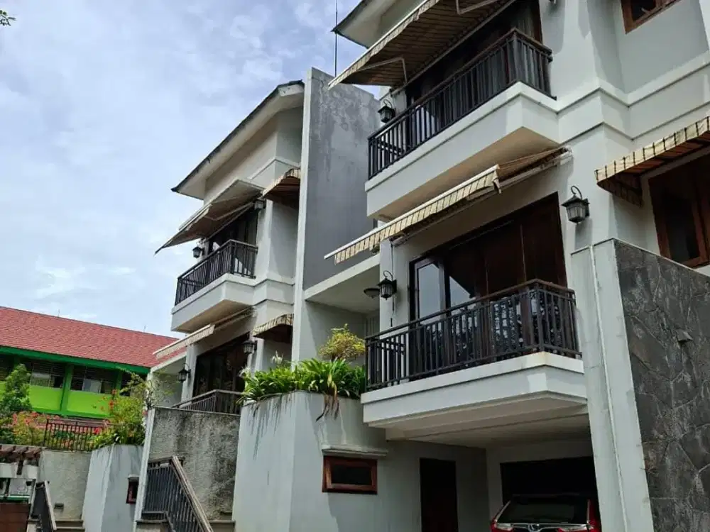 Disewakan Rumah 3 Lantai Full Furnished di Kemang ,Jakarta Selatan