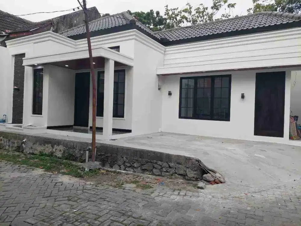 Rumah Baru Desain Klasik Dekat UNS Solo