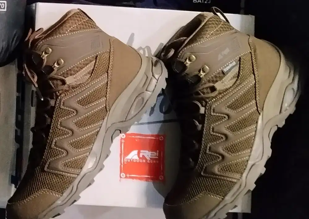 Sepatu Gunung Arei Montreal