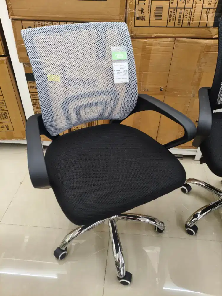 Selma Lyon Kursi Kantor Sandaran Rendah – Hitam