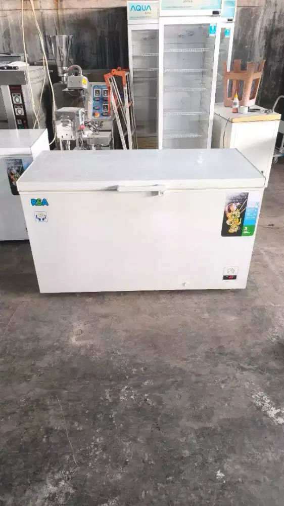 Freezer box 

Merk RSA 
Kapasitas 450 L
Mesin ori semua 
Stock 2 uniit