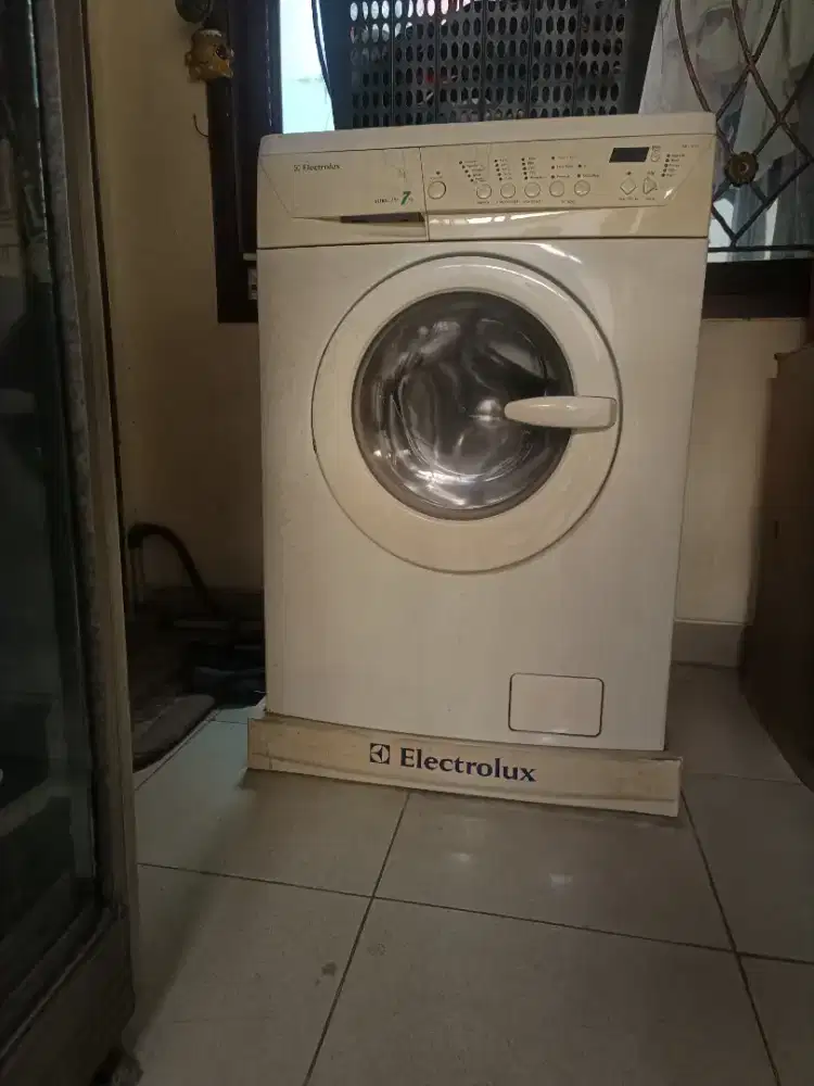 DIJUAL.. mesin cuci Electrolux masih bisa dipakai mencuci